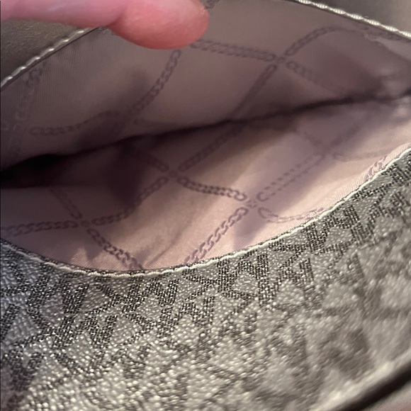 Michael Kors Metallic Silver Jet Set Lg Dome Crossbody Bag NWT - Picture 7 of 17